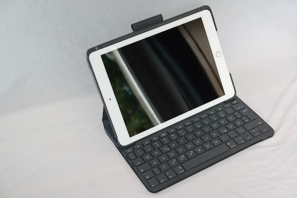 Apple iPad (6th generation) · 128GB · Wi-Fi, Foto 2 von 5