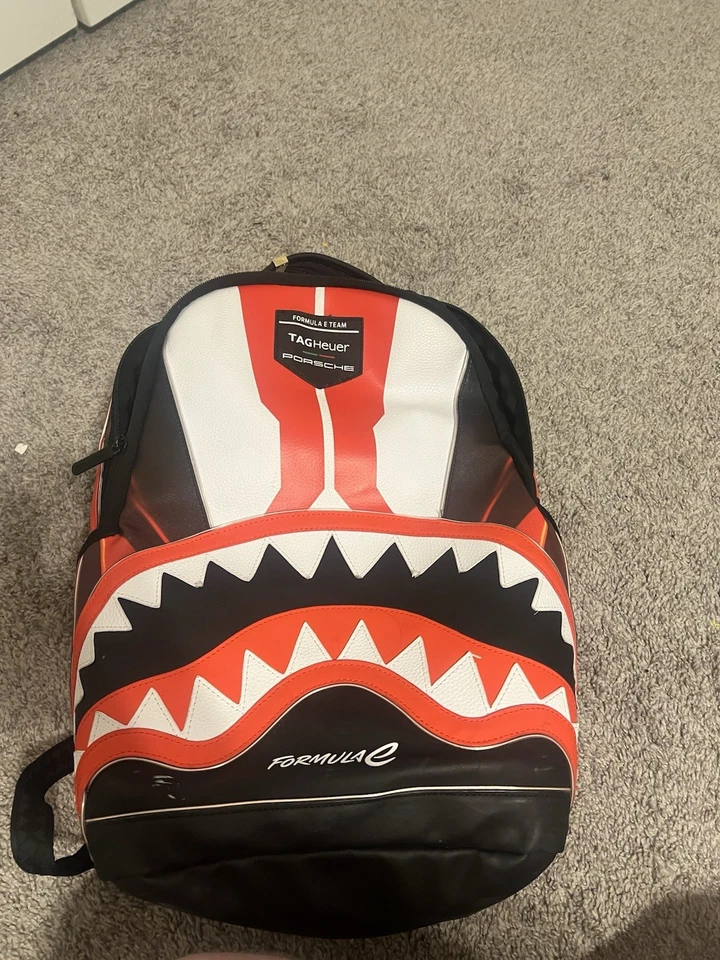 RARA MOCHILA SPRAYGROUND FORMULA-E PORSCHE LED AUTÉNTICA DESCATALOGADA  Foto 3 de 4