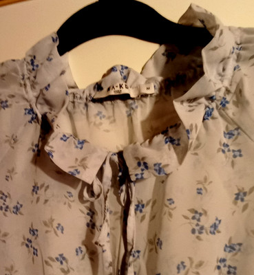 NA-KD  Tolles Kleid Langarm hellblau mit blauen Blumen  Rüschen Gr,.M Neu