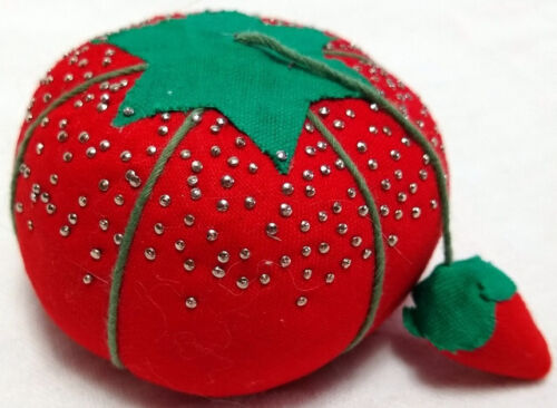 Vintage TOMATO & STRAWBERRY Pin & Needle CUSHION & SHARPENER Many Pins Included - Foto 1 di 3