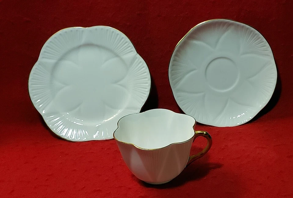 SHELLEY REGENCY DAINTY SHAPE 5-PIECE PLACE SETTING ENGLAND GOLD TRIM - Image 4 of 4