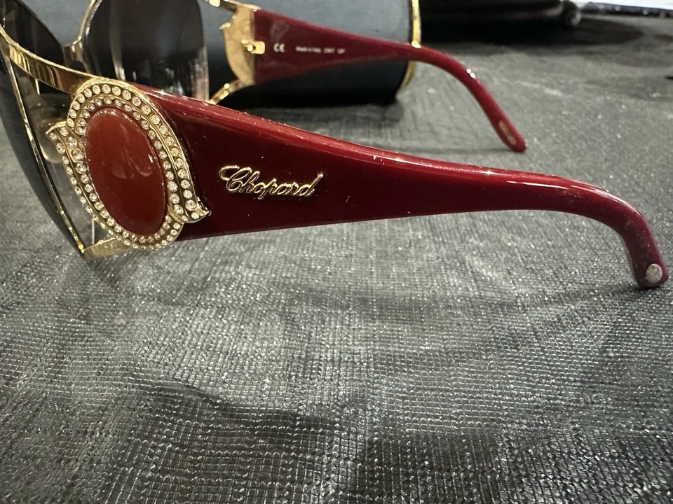 Gafas de sol rectangulares Chopard para mujer doradas y rojas SCH 90OS 300X Foto 4 de 4
