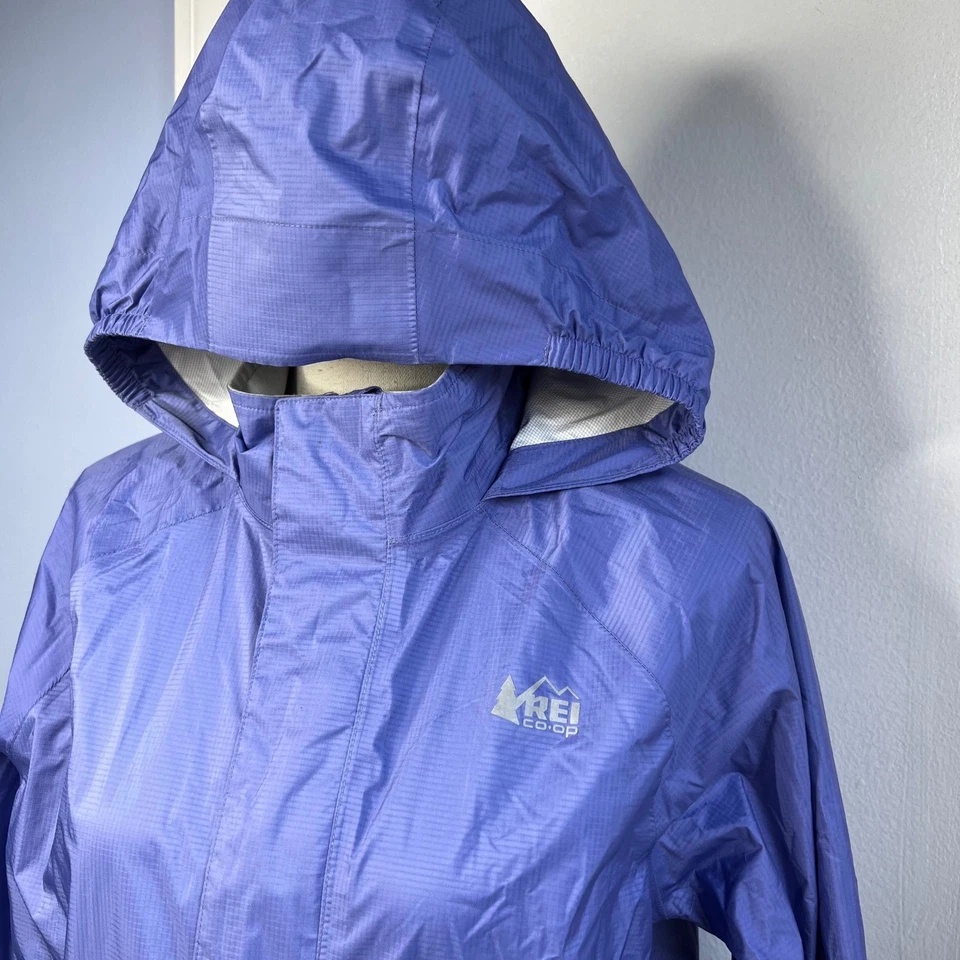 REI Co-op Rainwall Chaqueta de Lluvia Impermeable Rip Stop Púrpura Para Niños Talla XL (18) Foto 3 de 4