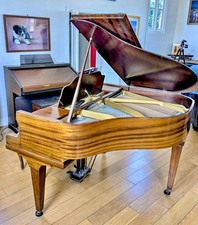STRIKING BABY GRAND PIANO Rare case. Excellent Condition. In tune. +DELIVERY