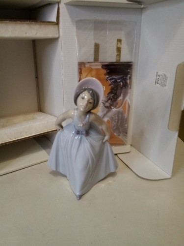 Lladro #6274 Daisy Figurine with Original Box - 第 1/14 張圖片