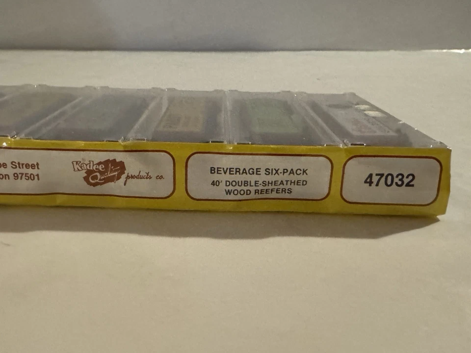 Micro-Trains N scale 47032 BEVERAGE SIX PACK 40' Wood Reefers  Pabst Coors Bud - Image 4 of 4
