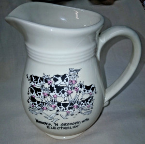 Vintage COW PARTY Electrolux Vacuum Advertising Pitcher Farm USA Pottery 7" Vase