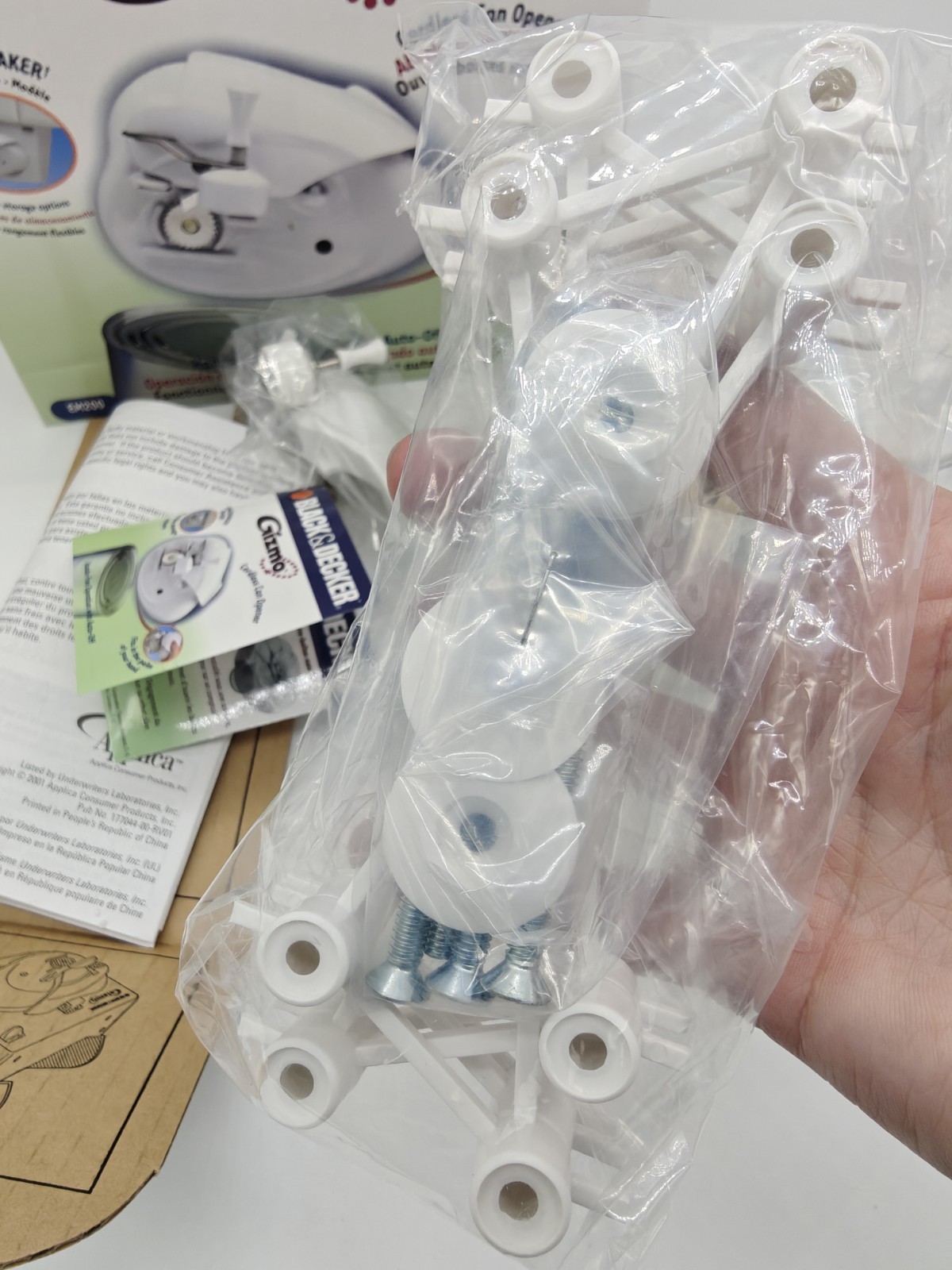 Black & Decker Gizmo SpaceMaker Cordless Can Opener EM200 White NOB Rechargeable