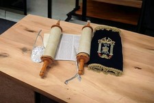 Judaica Grande libro pergamena sefer torah Bibbia ebraica e puntatore yad...