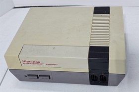J-428 VINTAGE ORIGINAL NINTENDO NES GAME CONSOLE W/ CONTROLLERS