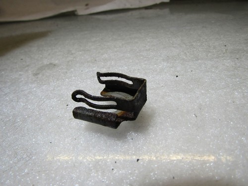 Ford Sport Ka Mk1 03 1.6 engine fuel injector mount clip - Bild 2 von 4