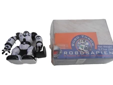 2005 WowWee Robosapien Robo Throw Plastic Candy Throwing Robot-No Candy