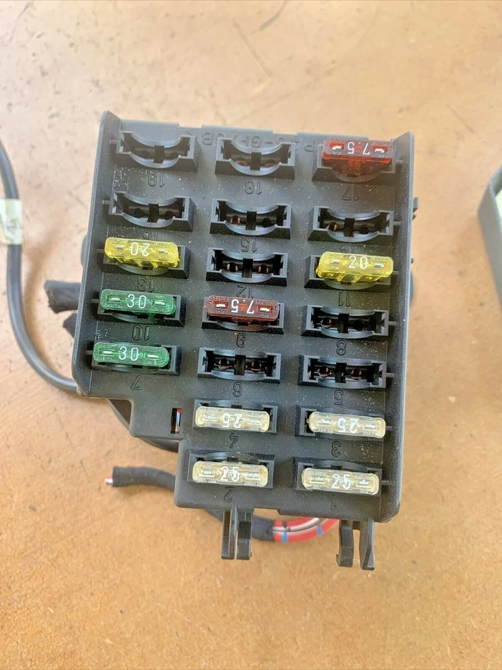 Relé de caja de fusibles traseros Mercedes-Benz C220 C280 1994 2025452401 OEM Foto 3 de 4