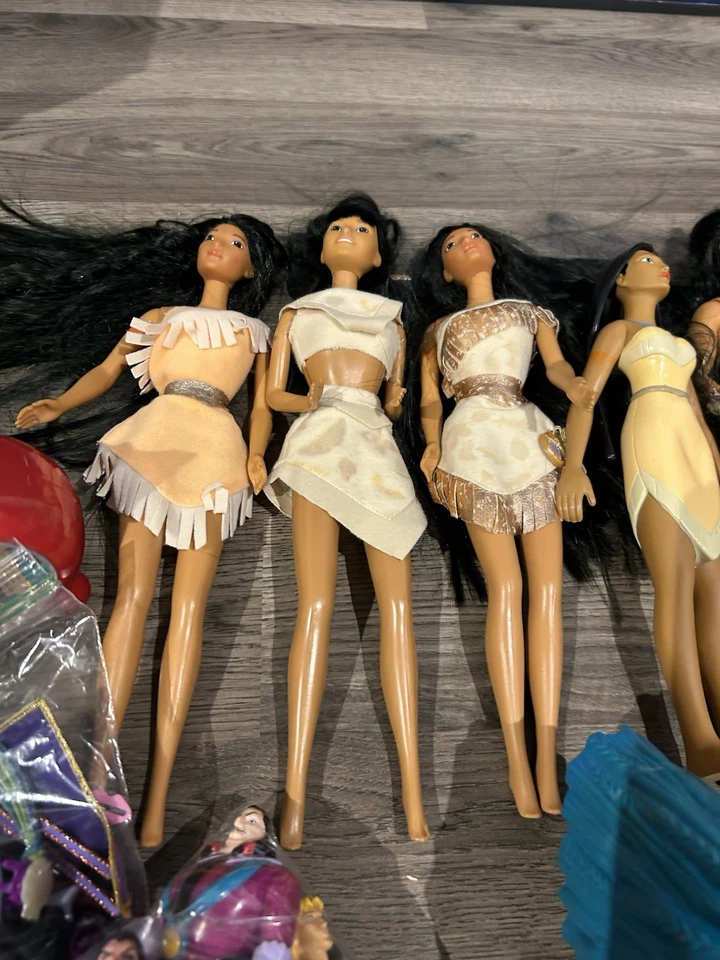 Enorme Lote de Juguetes 1995 Disney Pocahontas - Muñecas, Figuras, Accesorios, Banco Parlante Foto 2 de 4