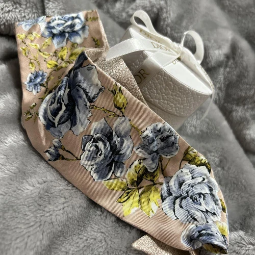Foulard Christian Dior en soie fleurie taille U 100% doux design élégant