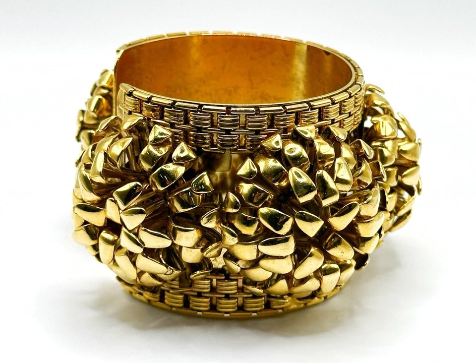 "Brazalete grueso Nicole Romano Ravenea tono dorado 2"" de ancho" Foto 3 de 4