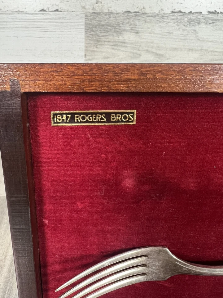 Cucharas y tenedores plateados hechos por la comunidad Rogers Bros 1847 Tudor Plateados Foto 2 de 4