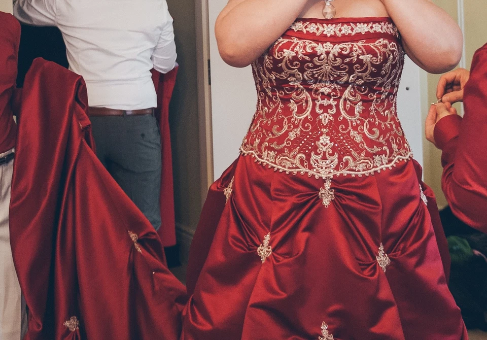 Vestido de novia inolvidable, talla grande 18, rojo vino profundo + un tren con botones Foto 2 de 4