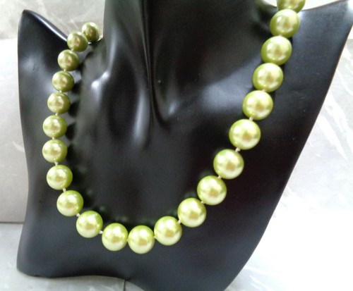 Green Faux Pearl Necklace Heavy Ladies Formal Look Excellent Condition Like New - Picture 2 of 10