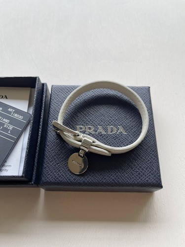 Pulsera de cuero PRADA Saffiano herrajes de plata blanca con tarjeta de autenticidad - Imagen 2 de 11