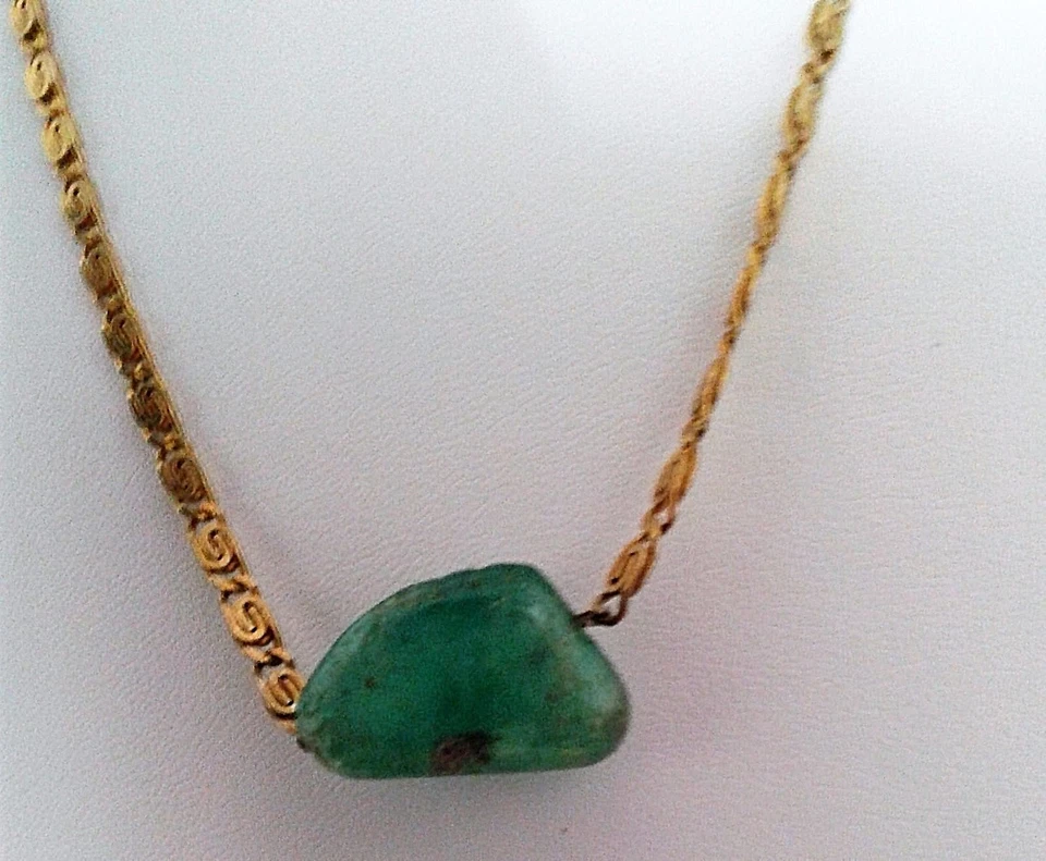 Collana in vetro naturale smeraldo e argento 925 con bagno in oro 18 carati. - Immagine 2 di 4