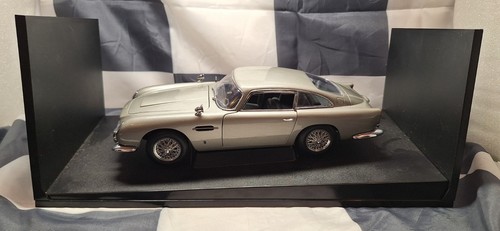 AUTOart MODELS - 007 ASTON MARTIN DB5 -GOLDFINGER - 1/18 SCALE MODEL CAR 70020 - Picture 11 of 11