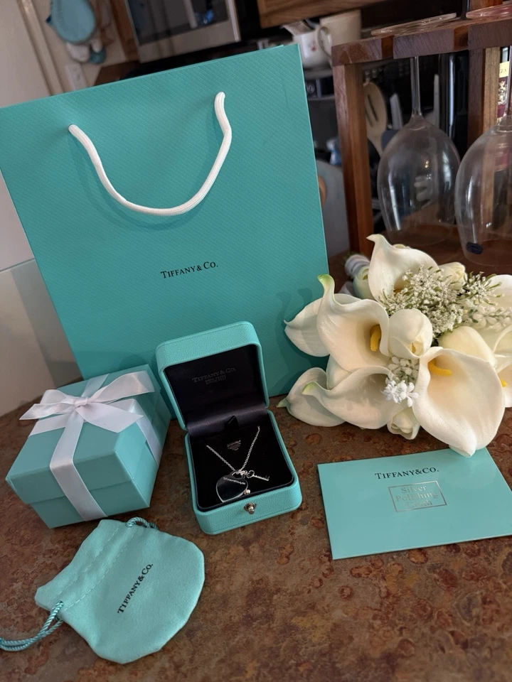 "Collar Tiffany & Co con etiqueta de corazón con llave colgante (en una cadena de 18"")" Foto 3 de 3