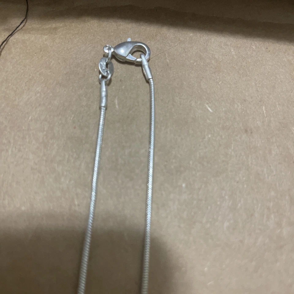 Piedra de ónix púrpura con collar de plata Foto 2 de 2