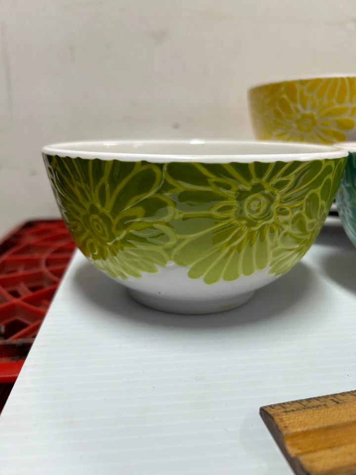 Набор из 4 меламиновых чаш с цветочным тиснением Laurie Gates 6 дюймов и 4 тарелки 8-3/4 дюйма для пикника - Изображение 2 из 4