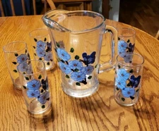 VTG ANCHOR HOCKING CLEAR GLASS PITCHER WITH FLOWERS/BUTTERFLY & 5 GLASS TUMBLERS