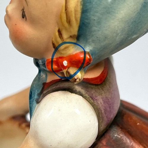 Estatuilla Goebel Hummel Little Helper #73 TMK 3 niñas con canasta 4 pulgadas de alto - Imagen 7 de 7