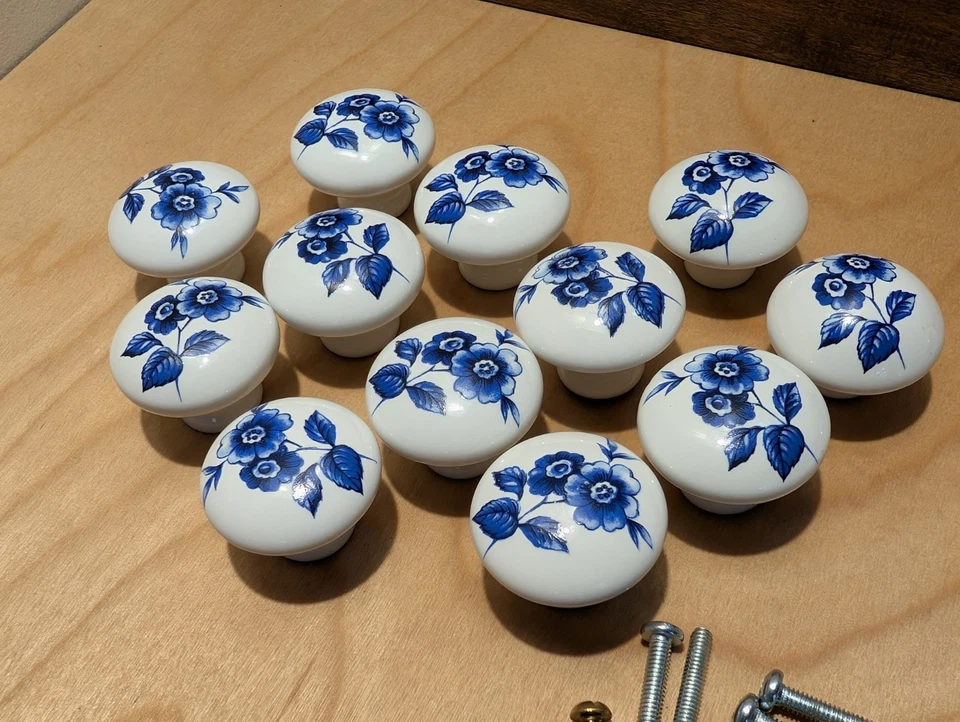 X 16 Juego de perillas de cajón/gabinete vintage de porcelana azul de Japón y tornillos nuevos Foto 3 de 4