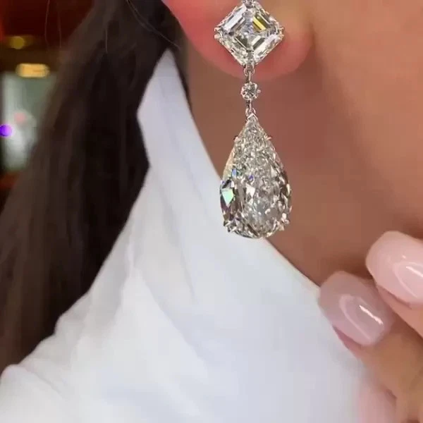 Pendientes colgantes de diamantes creados en laboratorio con corte de pera de 23 quilates enchapados en oro blanco de 14 quilates en plata Foto 4 de 4