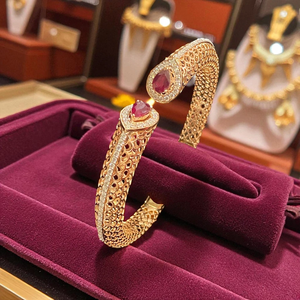 Stunning 3.70 Cts Round Brilliant Cut F/VS1 Diamonds Ruby Cuff Bracelet 18K Gold - Image 4 of 4