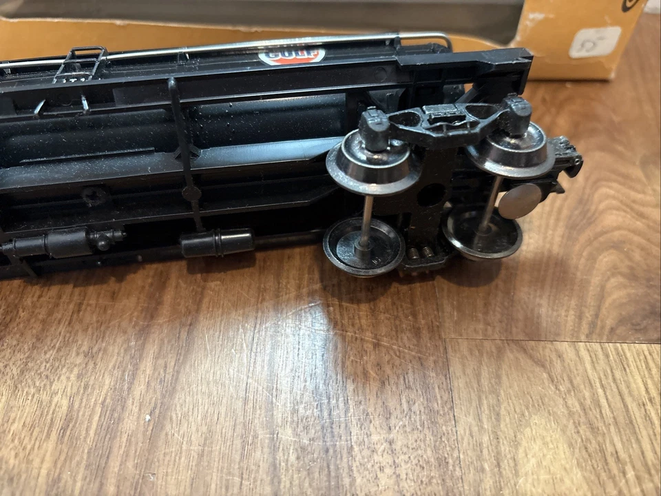 Lionel 6-9313 Limited Edition Series Gulf Three Dome Tank Car, - Image 3 of 4