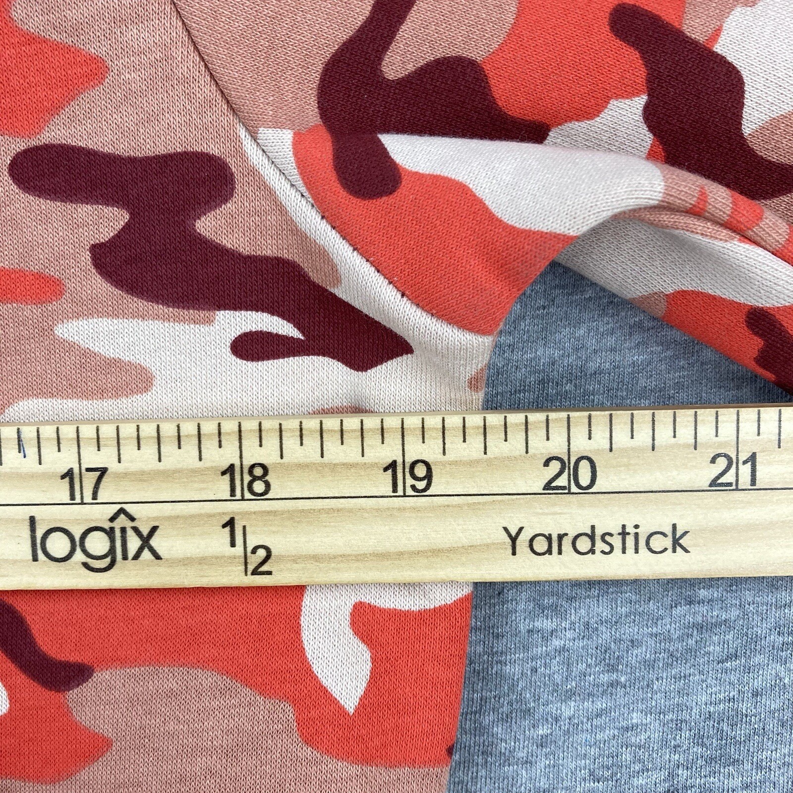 NWT Reebok Men ID Camo Training Sweatshirt Size Small Pullover Classic Burgundy thumbnail 7