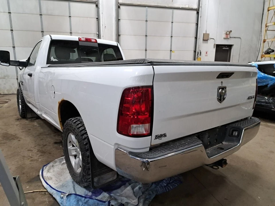 Tercera luz de freno montada en alto Ram1500 Sku #4106465 2016 Foto 3 de 4