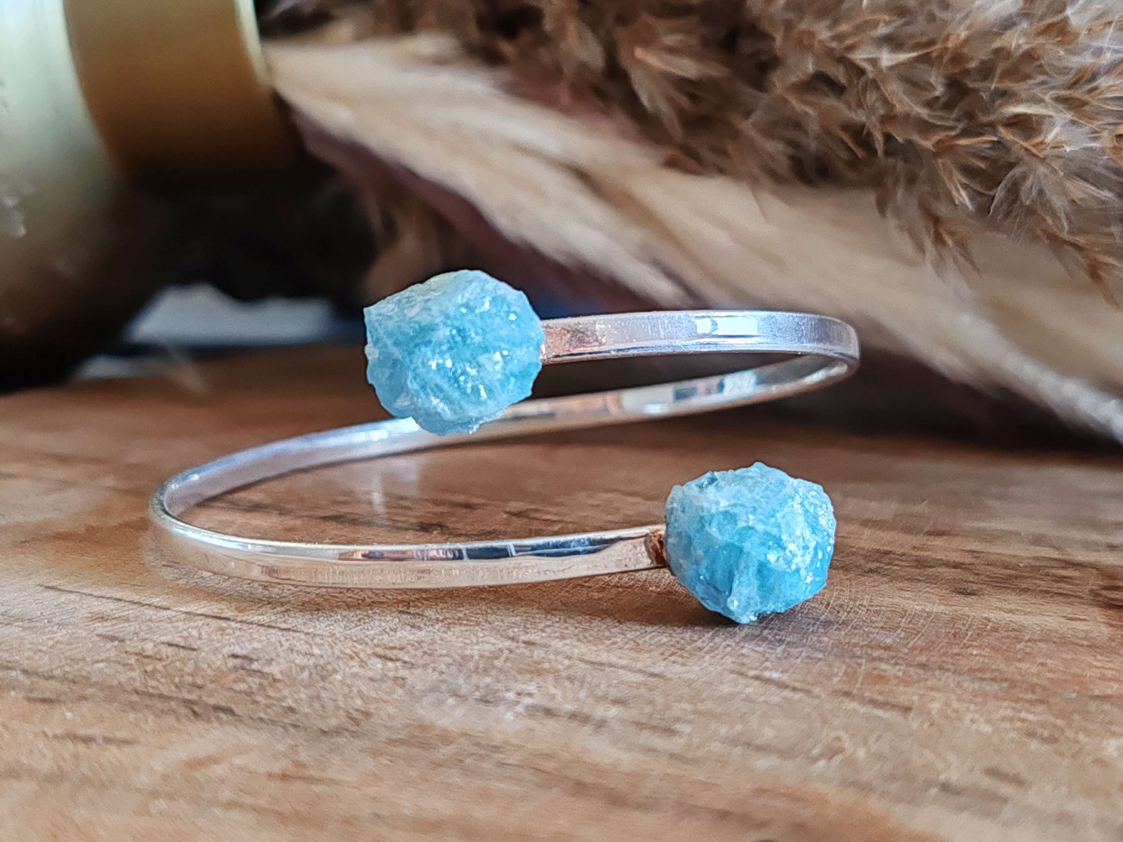 Bracelet jonc ajustable aigue-marine, accessoire bohème pour vos tenues d'été