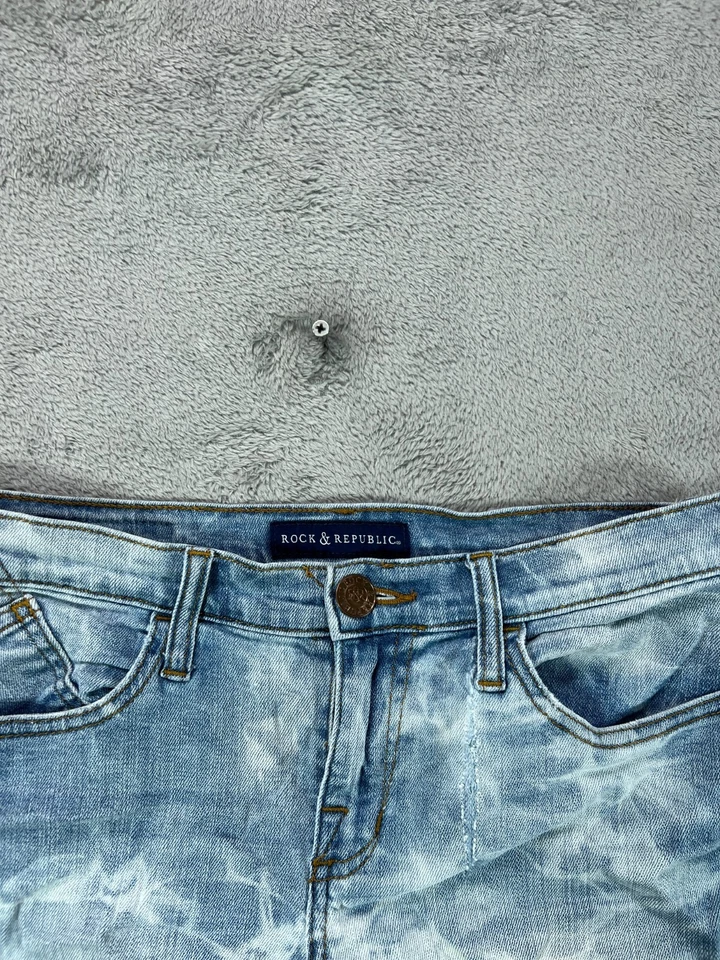 Rock & Republic Bumbershoot Shorts Womens 8 Acid Wash Denim Shorts Destroyed - Image 4 of 4