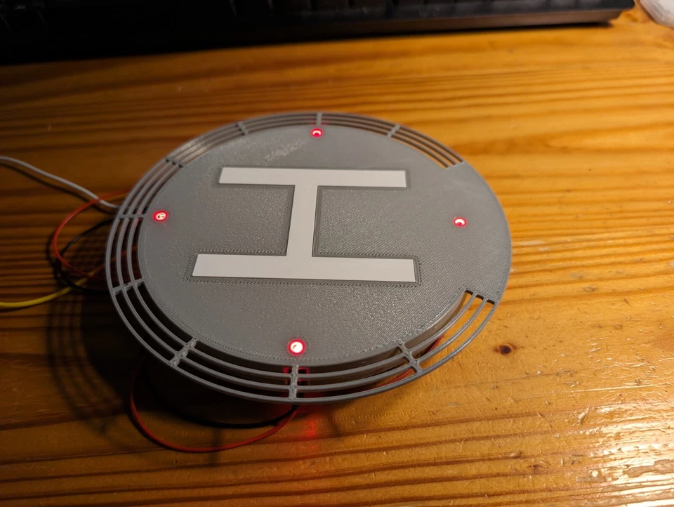 S 1:64 scale heli pad helicopter landing pad w 4x red blinking LEDs - Image 4 of 4