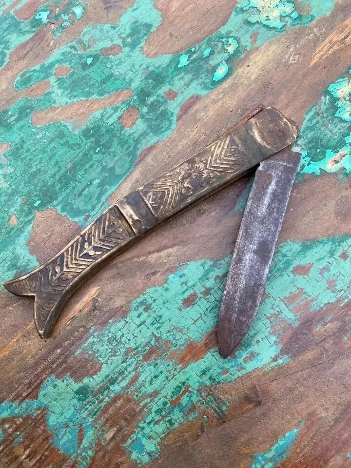Navaja de bolsillo plegable antigua de acero y latón con hoja de empuñadura en forma de pez Foto 2 de 4