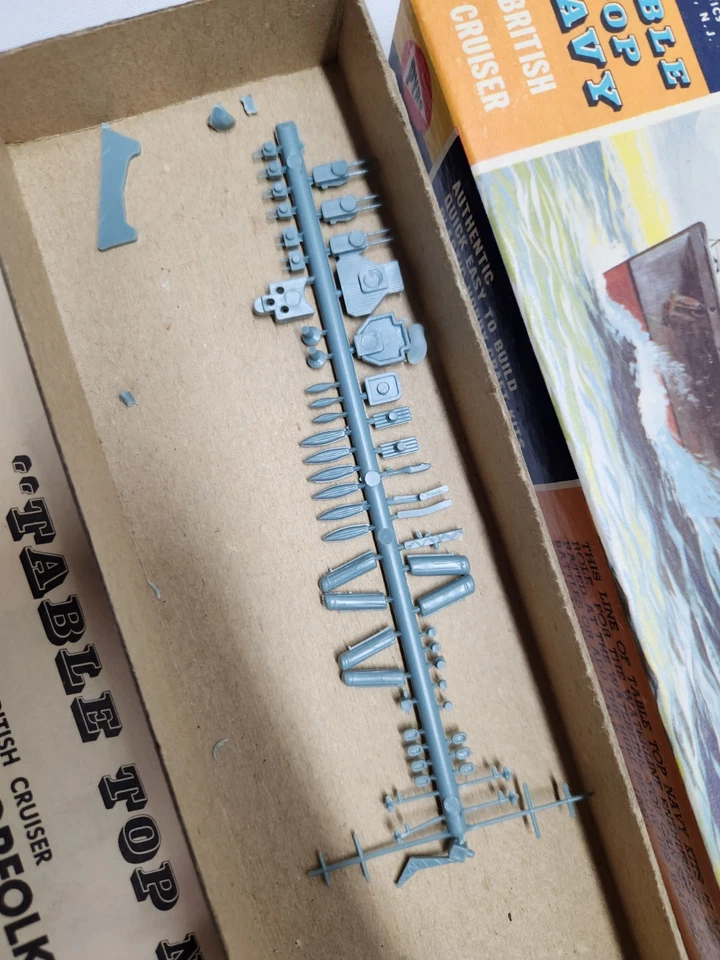 Mesa Pyro Azul Marino - Crucero Británico HMS Norfolk - Pyro # 382 Raro Foto 2 de 4