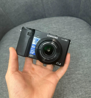 Samsung EX2F Excellent 12MP F1.4 BSI CMOS Compact Digital Camera Black