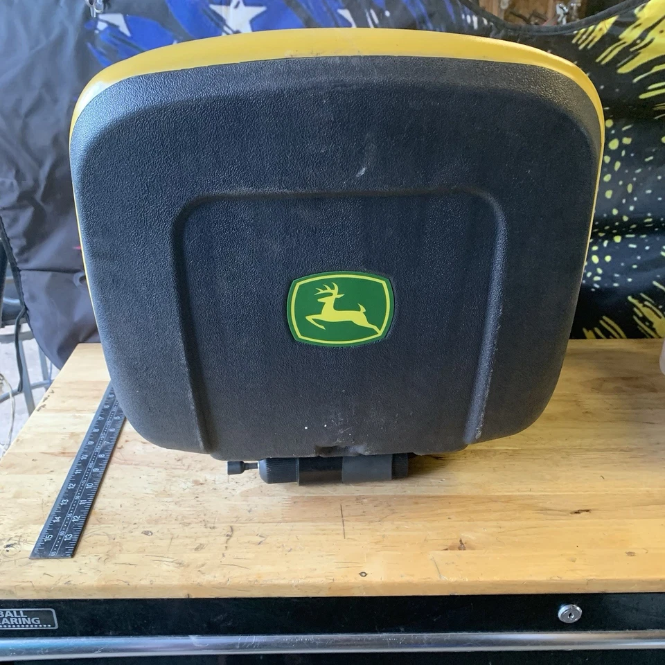 John Deere Seat AM122871 - High Back LT155 LT133 LT166 LTR155 LTR166 With Tear - Image 4 of 4