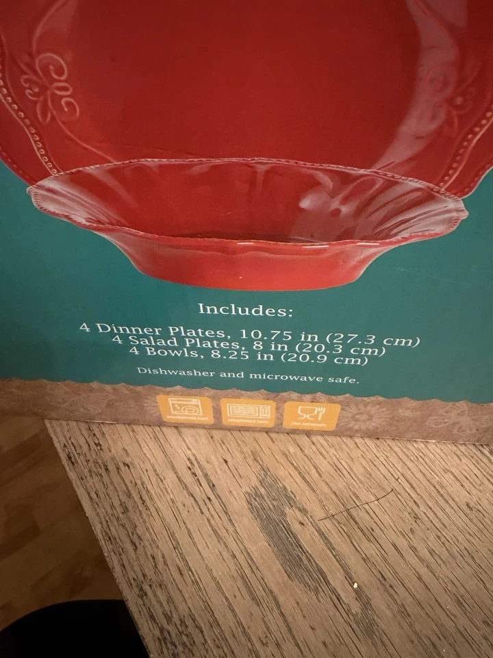 NUEVO en Caja - Juego de Vajilla Pioneer Woman Paige 12 Piezas, Rojo Foto 3 de 3