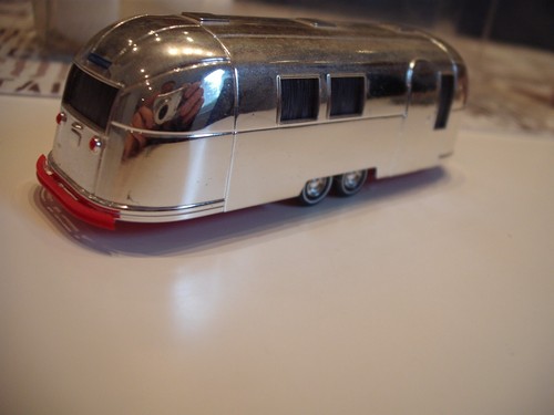 Busch 44980 Amerikanischer Wohnwagen Doppelachser silber - rot 1:87 HO