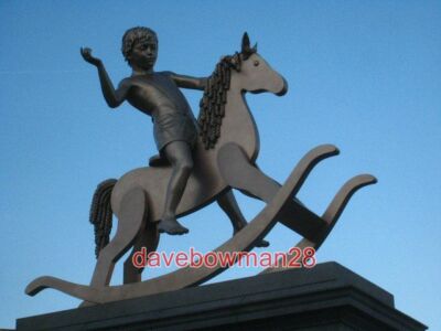 FOTO VIERTER SOCKEL SKULPTUR AM TRAFALGAR SQUARE DER NEUE AUFTRAG FÜR DAS FO