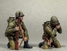 BRITAINS WORLD WAR 2 ALLIES 25307 TWO U.S. INFANTRY KNEELING