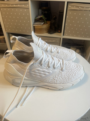 Under Armour Damen HOVR Phantom UK 9 weiß..