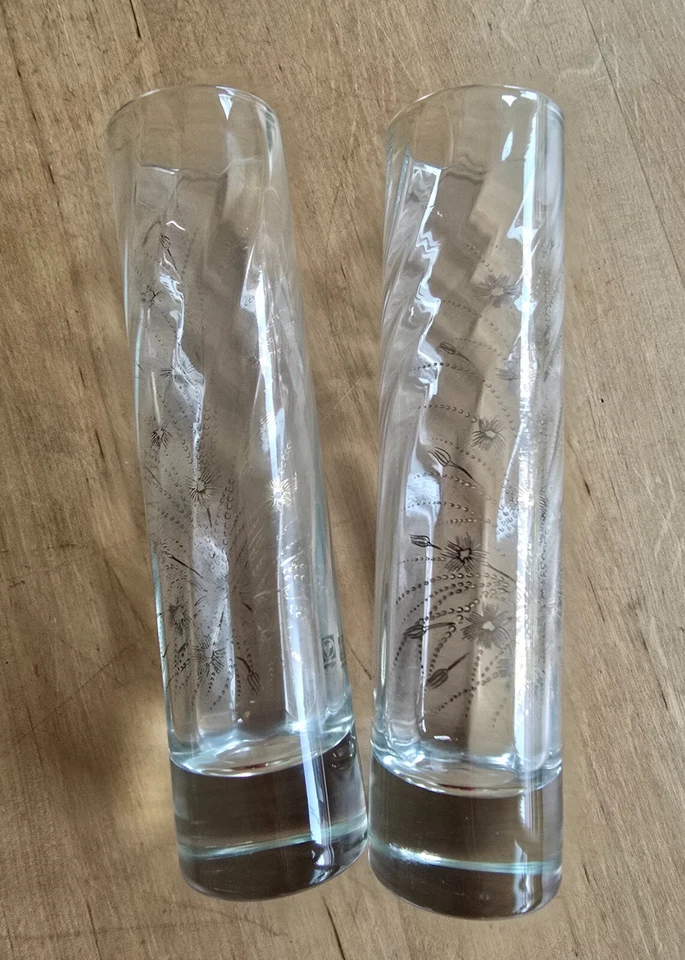 2 Glas Vasen mit Blumendesign Höhe ca. 20,3 cm, Durchmesser ca. 4,9 cm